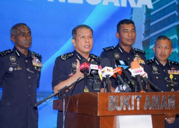 MOHD. Khalid Ismail sewaktu berucap dalam sidang akhbar di Bukit Aman di sini hari ini.