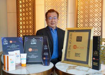 PENGARAH MD Pharma, Andrew Tan menunjukkan produk krim pelindung matahari UVeCARE. - UTUSAN/MOHD FARIZWAN ABDULLAH