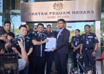 HISHAMUDDIN Hashim menyerahkan memorandum kepada wakil Jabatan Peguam Negara (AGC) berhubung skim penipuan forex dan kripto.