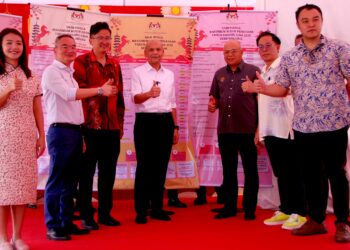 ARMIZAN Mohd. Ali (tengah) menunjukkan isyarat bagus selepas pengumuman SHMMP Tahun Baharu Cina 2026 di Jalan Pandan Mawar, Melaka. - UTUSAN/AMRAN MULUP