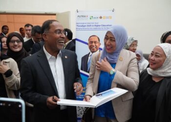 ZAMBRY Abdul Kadir (kiri) dan Azmawani Abd. Rahman (kanan) selepas Program Professor of Practice (POP) Talk 2026, di Universiti Putra Malaysia (UPM). - UTUSAN/NURARIENAH SYAZWANY AHMAD PAUZI