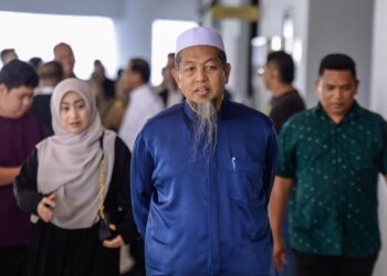 MOHD. Zahid Mahmood (tengah) dan isteri, Samsurini Mohd. Anuwi hadir ke Mahkamah Tinggi bagi pendengaran keputusan berhubung saman difailkan waris dan bekas pelajar Tahfiz Darul Ittifaqiyah selepas kebakaran meragut nyawa pada tahun 2017.