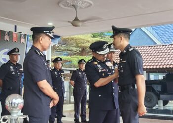 MOHD. Yusoff Mamat (dua kiri) semasa pemakaian pangkat kepada anggotanya semasa Perhimpunan Bulanan di Ibu Pejabat Polis Kontinjen (IPK) Kelantan, Kota Bharu, Kelantan hari ini-UTUSAN/YATIMIN ABDULLAH.