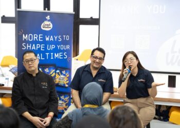 VICKY Mukhi (tengah) ketika sesi soal jawab bersama media selepas majlis tasting eksklusif "Rasa Bersama" di sini, semalam.
