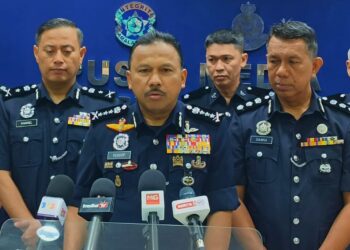 MOHD. Yusoff Mamat (tengah) semasa sidang media selepas merasmikan Perhimpunan Bulanan Polis di Ibu Pejabat Polis Kontinjen (IPK) Kelantan di Kota Bharu, Kelantan hari ini-UTUSAN/YATIMIN ABDULLAH.