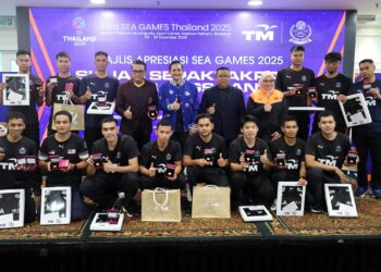Presiden Persatuan Sepak Takraw Malaysia (PSM), Datuk Mohd Sumali Reduan bertemu bersama barisan atlet yang meraih prestasi bersejarah pada Sukan SEA 2025 di Thailand ketika Majlis Penghargaan Emas buat Juara Sepak Takraw Sukan SEA di Tanjung Lounge, Pusat Dagangan Dunia (WTCKL), semalam. GAMBAR - AMIR KHALID