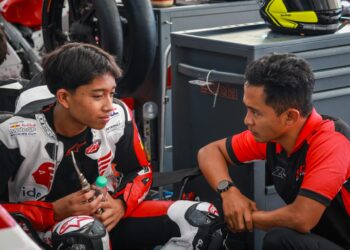 Zulfahmi (kanan) mengharapkan Qabil mampu mencatat keputusan podium pada pusingan pertama perlumbaan Moto4 Piala Asia di Litar Antarabangsa Buriram, Thailand 27 dan 28 Februari ini. - Ihsan SIC Racing