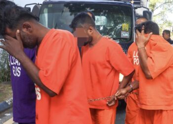 TIGA lelaki yang disyaki terlibat dalam kes pembunuhan seorang ibu tunggal minggu lepas dibawa ke Mahkamah Majistret Butterworth, Pulau Pinang hari ini untuk mendapatkan perintah lanjutan reman.-UTUSAN/DANIAL SAAD