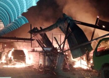 KEBAKARAN rumah dan enam kenderaan milik peneroka Felda Sungai Retang di Jerantut, Pahang.