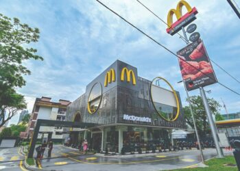 McDonald’s Pandu Lalu Titiwangsa pada majlis pembukaan semula restoran itu, baru-baru ini. – UTUSAN/SYAKIR RADIN