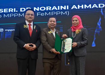 Prof. Zam@Ab Razak Zamri (tengah) ketika Majlis Anugerah Pakar Industri (IS) 2026 semalam.