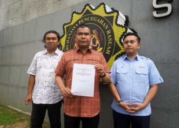 JAMAL Md Yunos (tengah) ketika hadir membuat laporan SPRM berkenaan pengurusan dan pelaksanaan dana Yayasan Warisan Anak Selangor (YAWAS) di Ibu Pejabat SPRM Putrajaya. - UTUSAN/FAISOL MUSTAFA