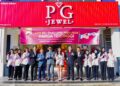 Majlis perasmian pembukaan cawangan baharu PG Jewel Melaka disempurnakan oleh Pengarah PG Jewel, Jessie Ng (tengah) bersama Ketua Pegawai Operasi Aurora Italia Group, Harrison Chiang.