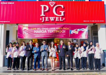 Majlis perasmian pembukaan cawangan baharu PG Jewel Melaka disempurnakan oleh Pengarah PG Jewel, Jessie Ng (tengah) bersama Ketua Pegawai Operasi Aurora Italia Group, Harrison Chiang.