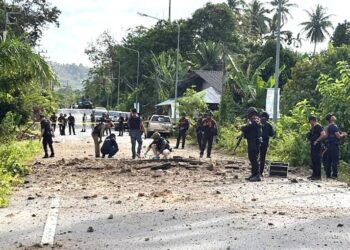 ANGGOTA unit forensik menjalankan siasatan rapi susulan letupan bom di jalan Ban Kado, Mukim Rueso Dalam, Narathiwat, Thailand petang tadi-IHSAN ISOC 4