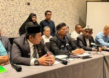 HANIFF Khatri (tiga, kanan) sewaktu berucap dalam majlis Amanat GARAH dan cadangan penyelesaian kemelut rumah anutan haram di sini hari ini.