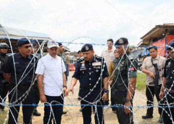 MOHD. Yusoff Mamat (tengah) semasa turun padang meninjau tindakan penguatkuasaan terhadap struktur haram diatas tanah kerajaan pangkalan haram parking, Rantau Panjang, Kelantan hari ini-UTUSAN/KAMARUL BISMI KAMARUZAMAN.