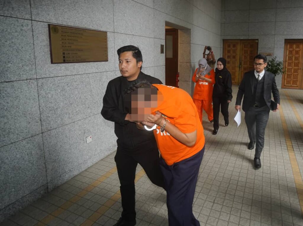 Bekas setiausaha politik, isteri tiba di mahkamah untuk permohonan reman kes rasuah RM3 juta