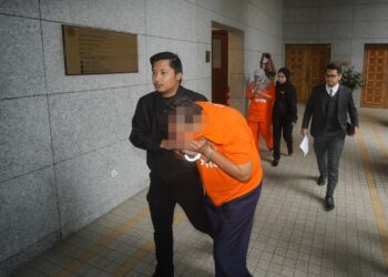 SEORANG bekas Setiausaha Politik kepada bekas Ketua Menteri Melaka bersama isteri dibawa untuk permohonan reman oleh SPRM bagi membantu siasatan berhubung kes meminta dan menerima rasuah kira-kira RM3 juta di Mahkamah Majistret Putrajaya. - UTUSAN/FAISOL MUSTAFA