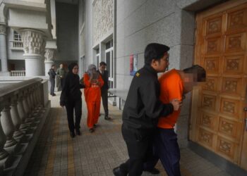 SEORANG bekas Setiausaha Politik kepada bekas Ketua Menteri Melaka bersama isteri dibawa untuk permohonan reman oleh SPRM bagi membantu siasatan berhubung kes meminta dan menerima rasuah kira-kira RM3 juta di Mahkamah Majistret Putrajaya. - UTUSAN/FAISOL MUSTAFA