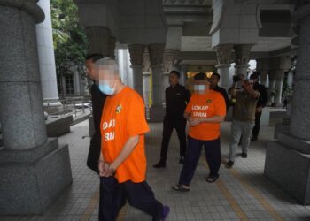 KETUA Pengarah dan Pengarah di jabatan kerajaan dibawa untuk permohonan reman bagi membantu siasatan Suruhanjaya Pencegahan Rasuah Malaysia (SPRM) di Mahkamah Majistret Putrajaya. - UTUSAN/FAISOL MUSTAFA