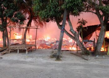 DERETAN rumah Orang Asli di Jalan Dedaru 11, Kampung Teluk Jawa, Johor yang musnah dalam kebakaran pukul 7.04 pagi tadi.