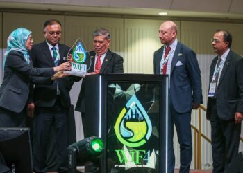 MOHAMAD Sabu (tengah) menyempurnakan gimik perasmian Forum Pengairan Dunia di Pusat Dagangan
Dunia (WTC) Kuala Lumpur, semalam. – UTUSAN/ISKANDAR ISHAK