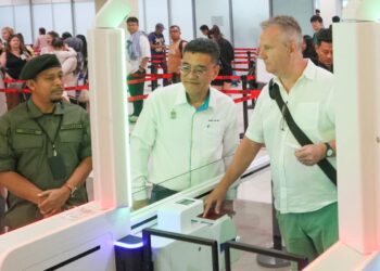 WONG Hon Wai (tengah) diiringi oleh Komander Agensi Kawalan dan Perlindungan Sempadan Malaysia (AKPS) Pulau Pinang, Zuhair Jamaludin (kiri) ketika meninjau pelaksanaan sistem 'autogate' atau NIISe di LTAPP, Bayan Lepas, Pulau Pinang, petang tadi.-UTUSAN/DANIAL SAAD