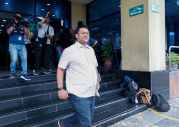 Ketua Penerangan Bersatu Hulu Langat, Shafiq Abdul Halim selepas menghadap lembaga disiplin Bersatu, di Ibu Pejabat Bersatu, di sini hari ini. -UTUSAN/ SHIDDIEQIIN ZON