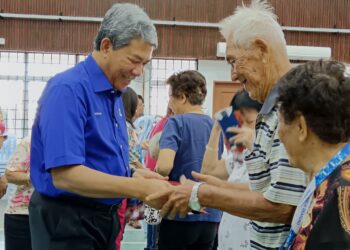 MOHAMAD Hasan (kiri) menyampaikan sumbangan kepada warga emas pada Majlis Penyampaian Sumbangan kepada rumah berhala, NGO dan warga emas bagi DUN Rantau di Seremban hari ini.-UTUSAN/NAZARUDIN SHAHARI.