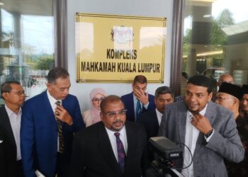 PEGUAM, S. Karthigesan (tengah) mewakili lima ahli Parlimen Perikatan Nasional yang memfailkan saman pemula terhadap Perdana Menteri di Mahkamah Tinggi Kuala Lumpur, hari ini.