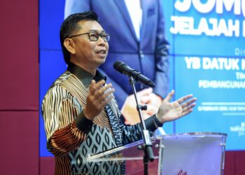 MOHAMAD Alamin berucap merasmikan Program Turun Padang Jom@COOP: Jelajah Plantinum 2026 di Institut Koperasi Malaysia (IKMa) di sini hari ini. UTUSAN/FARIZ RUSADIO