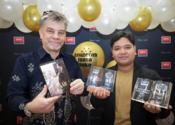 MARTIN Cross (kiri) bersama pemenang Best Book of the Year bertajuk "Kaisar", karya penulisan Mustaqim Ahmad atau lebih dikenali sebagai Jiwa, sempena Anugerah Juara Buku 2026, di TRX, di sini hari ini. - UTUSAN/MUHAMMAD IQBAL ROSLI