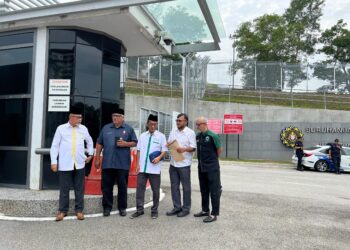 TIGA NGO hadir membuat laporan kepada SPRM berhubung isu perjanjian isu perjanjian RM1.1 bilion babit bekas menteri di Ibu Pejabat SPRM Putrajaya. - UTUSAN/KAMARIAH KHALIDI
