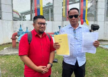 BADRUL Hisham Shaharin (kiri) mengiringi Mohd. Zamri Abu Bakar membuat laporan kepada SPRM berhubung salah guna kuasa membabitkan seorang individu yang memegang jawatan pengurusan tertinggi di universiti awam di Ibu Pejabat SPRM Putrajaya.