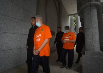 KETUA Pengarah dan Pengarah di jabatan kerajaan dibawa untuk permohonan reman bagi membantu siasatan Suruhanjaya Pencegahan Rasuah Malaysia (SPRM) di Mahkamah Majistret Putrajaya. - UTUSAN/FAISOL MUSTAFA