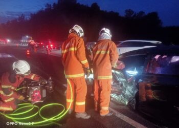 BOMBA membawa keluar mangsa dalam kemalangan tiga kenderaan di di Kilometer 438.5, Jalan Hulu Selangor, Lebuhraya Utara-Selatan (PLUS), Sungai Buaya di sini pagi tadi.