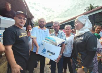 ZAFRI Ab. Halim (dua kiri) menyampaikan sumbangan kepada salah seorang penerima menerusi Program Jelajah Kasih Ramadan 1447H/2026 anjuran Islamic Aid Malaysia dengan kerjasama Etiqa Takaful Berhad di Masjid Mukim Sungai Long, Batu Melintang, Jeli, Kelantan hari ini-UTUSAN/YATIMIN ABDULLAH.