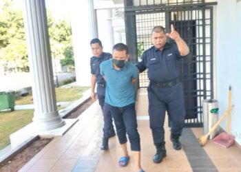 NOR AHMAD MURNI Abdul Hamid (tengah) dibawa ke Kompleks Mahkamah Balik Pulau, Pulau Pinang bagi menjalani prosiding kes khianat dengan api hari ini.-UTUSAN/SAFINA RAMLI