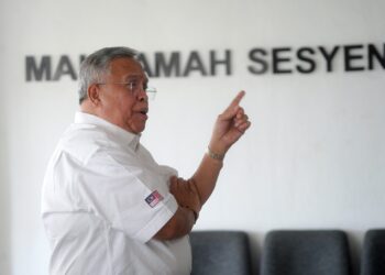 ZARIN Mohd. Yasin ketika hadir di Mahkamah Sesyen Sepang didakwa atas pertuduhan membuat dan memulakan penghantaran komunikasi palsu menerusi laman Facebook miliknya. - UTUSAN/FAISOL MUSTAFA