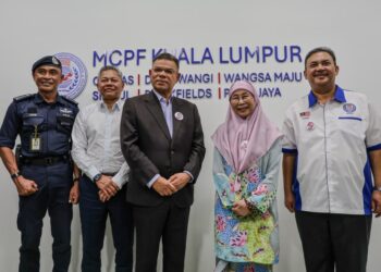SAIFUDDIN Nasution Ismail merasmikan Pejabat baharu MCPF terletak di Taman Ikan Emas Cheras, Rabu lalu.