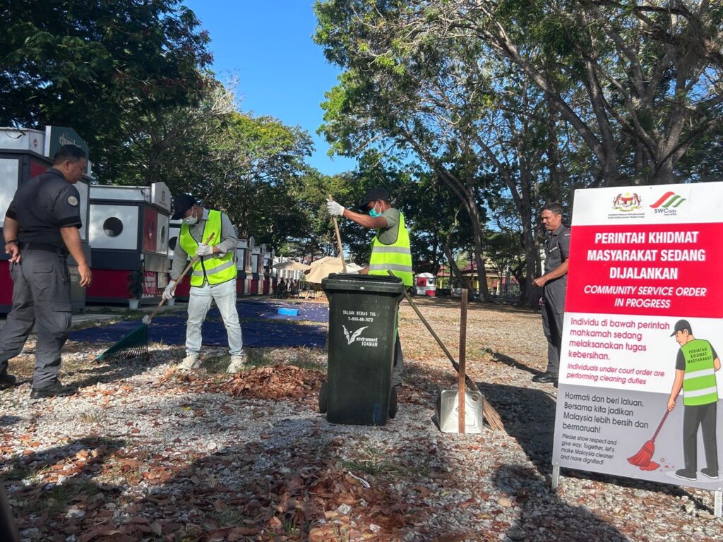 Dua lelaki buang puntung rokok jalani khidmat masyarakat