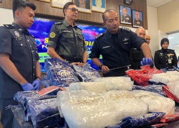 MUHAMMAD Abdul Halim (tiga dari kiri) menunjukkan rampasan dadah jenis syabu dianggarkan bernilai RM4.9 juta dalam sidang akhbar di IPK Perlis, Kangar, Perlis hari ini. -UTUSAN/ASYRAF MUHAMMAD