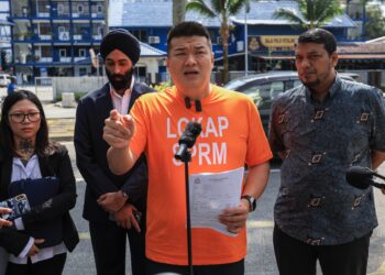 Albert Tei (dua kanan) hadir membuat laporan polis terhadap Ketua Pesuruhjaya Suruhanjaya Pencegahan Rasuah Malaysia (SPRM), Tan Sri Azam Baki berkaitan pemilikan saham beliau di Ibu Pejabat Polis Daerah (IPD) Petaling Jaya di sini hari ini.