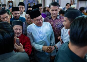 ANWAR Ibrahim menyantuni jemaah selepas beliau menunaikan solat Jumaat di Surau Pusat Islam, Politeknik Sultan Salahuddin Abdul Aziz Shah, Shah Alam semalam.