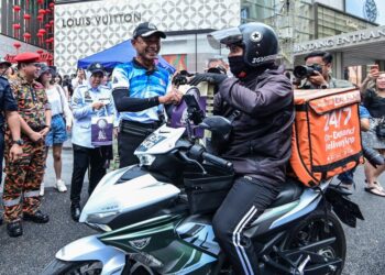 Ketua Polis Kuala Lumpur, Datuk Fadil Marsus melancarkan Op Selamat 25 sempena Tahun Baharu Cina 2026 peringkat Kontinjen Kuala Lumpur di pusat beli-belah Pavilion di sini hari ini.