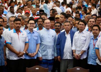 ANWAR Ibrahim bersama Saifuddin Nasution Ismail dan pimpinan PKR yang hadir ke Konvensyen Keadilan Kedah 2026 di Hotel Raia, Alor Setar. - UTUSAN/ SHAHIR NOORDIN