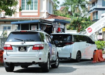 Kelihatan Ahli-ahli Bersatu hadir di kediaman Presiden Parti Pribumi Bersatu, Tan Sri Muhyiddin Yassin bagi Mesyuarat Khas Pimpinan Tertinggi Bersatu ketika tinjauan di Bukit Damansara di sini hari ini. GAMBAR - AMIR KHALID