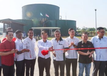 CHAN Foong Hin (dua dari kanan) dan Chow Kon Yeow (lima dari kanan) ketika sesi pemotongan reben sebagai simbolik Pelancaran Projek Kemudahan Biogas Berpusat Kampung Valdor, Nibong Tebal, Pulau Pinang hari ini.-UTUSAN/DANIAL SAAD