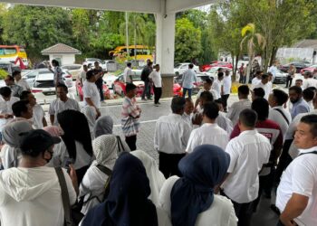 PENYOKONG  Hamzah menunggu di hadapan pintu masuk PAUM bagi menyambut ketibaan beliau. - UTUSAN/AFIQ RAZALI